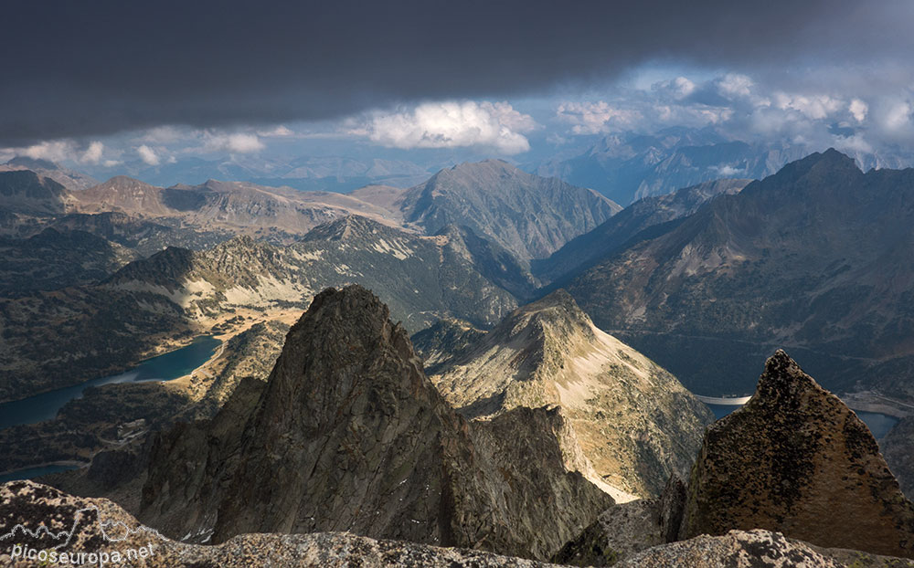 Vista desde la cumbre del Pic Neouvielle, Pirineos, Francia