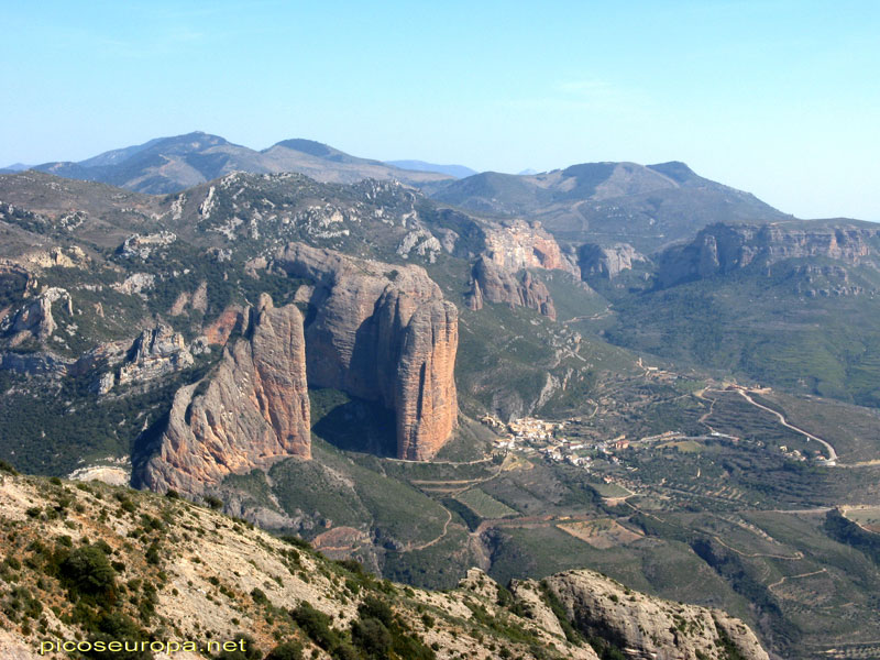 Una vista impresionante de los Mallos de Riglos desde la zona alta de Peña Rueba, Murillo de Gallego