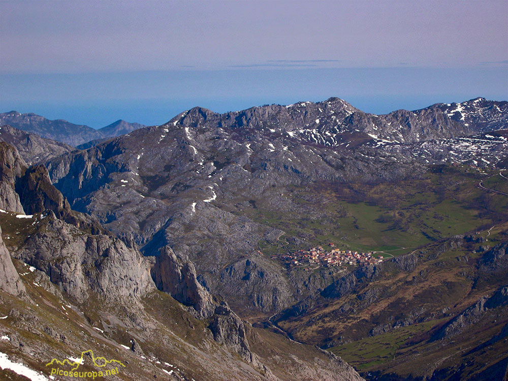 El pueblo de Sotres desde el Escamellao, Parque Nacional de Picos de Europa