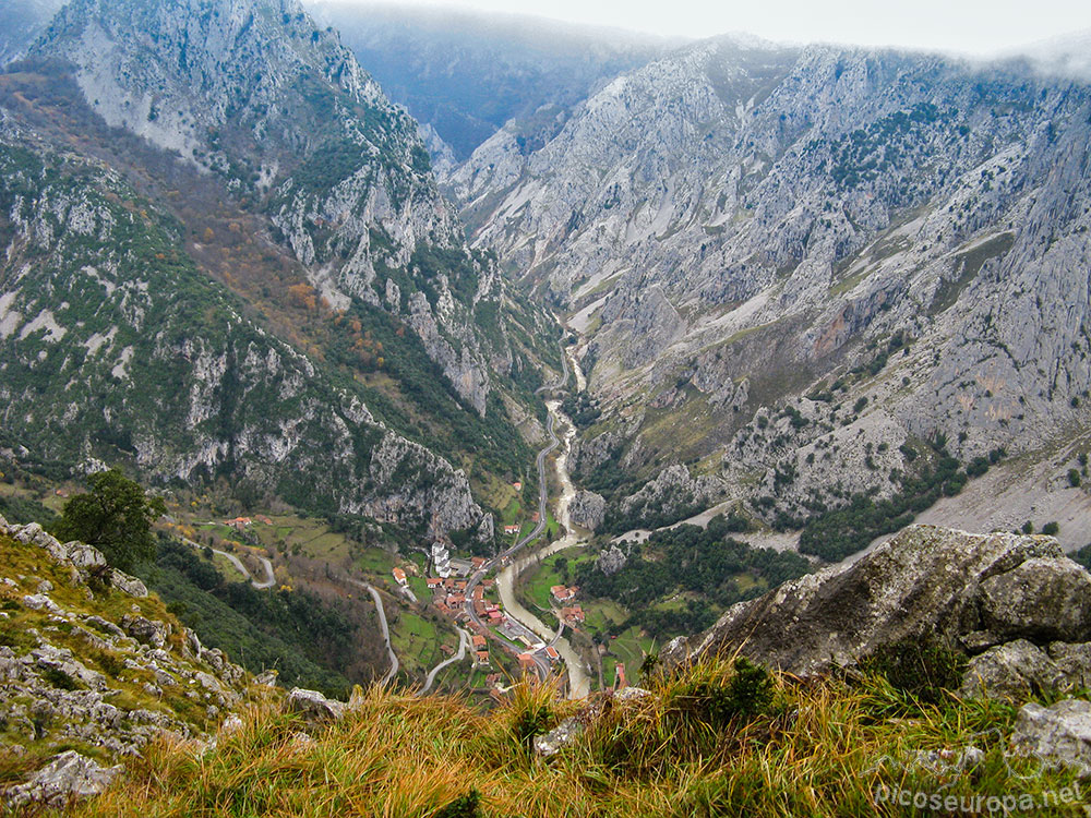 Vistas del Desfiladero de la Hermida desde la ferrata. Picos de Europa, Cantabria, España