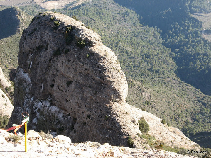 Varilla con banderola indicando el inicio de la ferrata de descenso