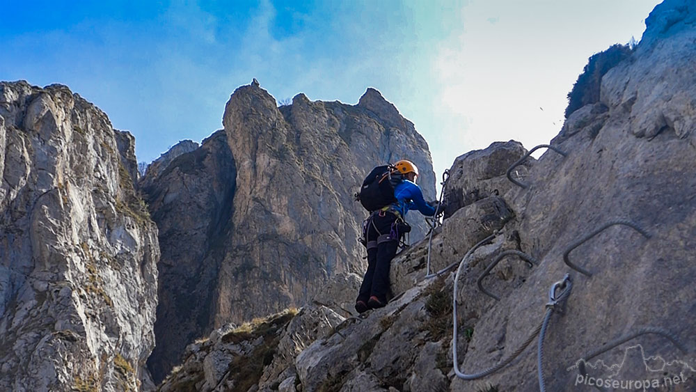 Ferrata de Valdeón: un ambiente total con subidas, bajadas y aristas