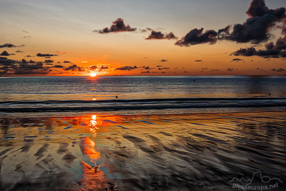 Foto: En la foto una puesta de sol en las playas de Carnac, Francia.