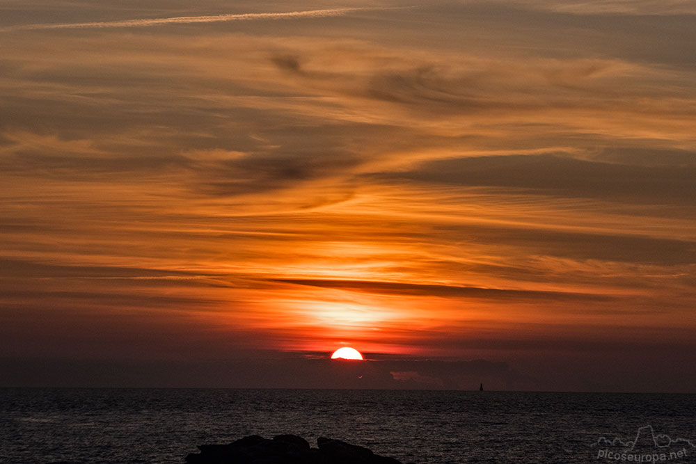 Foto: En la foto una puesta de sol en las playas de Carnac, Francia.