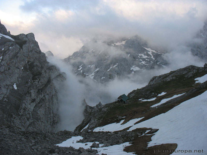 La impresionante ubicación del refugio de Collado Jermoso