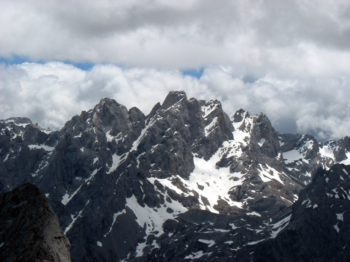 Torre Cerredo desde la zona de Boca del Joon