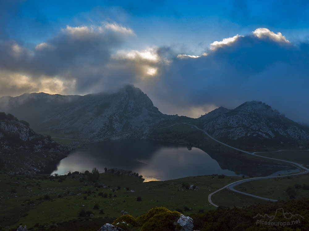 Foto: Lago de Enol desde Mirador entre lagos, Lagos de Covadonga, Parque Nacional de Picos de Europa, Asturias