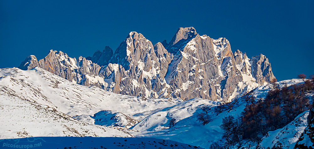 Foto: Una imagen clásica de Picos de Europa: el Pico de Cabrones y Torre Cerredo unidos por su famosa arista Cabrones-Cerredo.