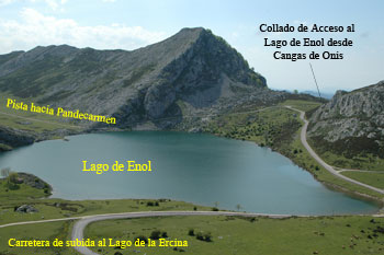 Vista del Lago de Enol desde el mirador entre lagos