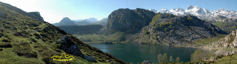 Lago de Enol (lagos de Covadonga) y Macizo Occidental de Picos de Europa