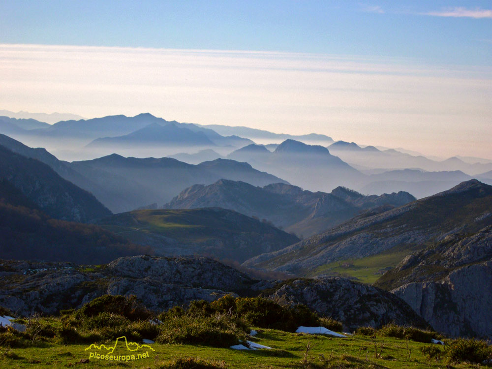 Foto: Paisaje hacia el Oeste desde las inmediaciones del Lago de la Ercina, Lagos de Covadonga, Parque Nacional de Picos de Europa, Asturias
