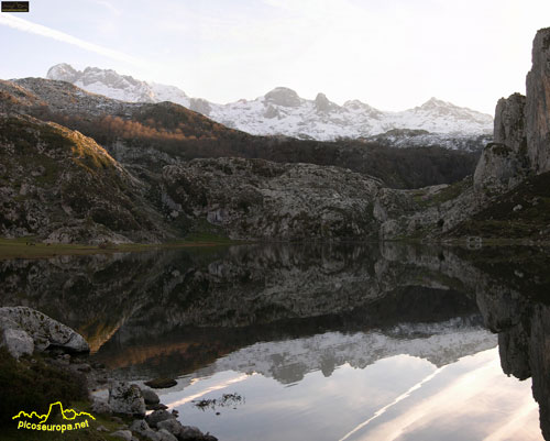Lago de la Ercina, empezando el camino de Ario. Lagos de Covadonga, Picos de Europa