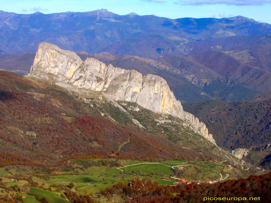 Foto: Peña Cigal con el Pueblo de Caloca a sus pies, al fondo el pico cuadrado es Peña Sagra, La Liebana, Cantabria