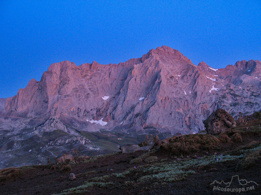 Peña Vieja con el Chalet Real a sus pies al amanecer, Picos de Europa, Cantabria