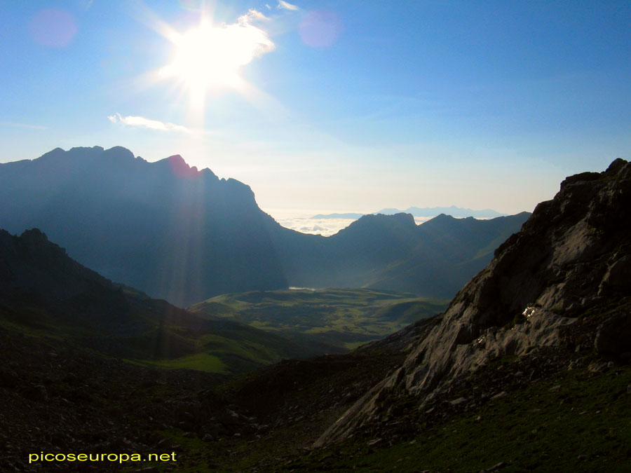 Foto: Macizo Oriental, Collado de Camara y a su derecha Cumbres Avenas desde la Horcadina de Covarrobres, La Liebana, Cantabria, Picos de Europa.