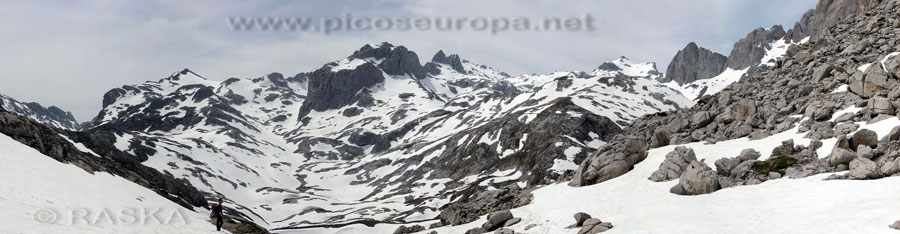 Foto: Desde la Horcadina de Covarrobres el lado que mira al Cable y zona de Cabaña Veronica, La Liebana, Cantabria, Picos de Europa.