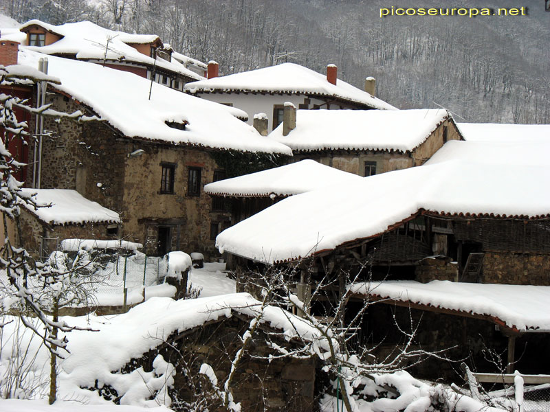La misma imagen de Espinama pero en invierno, Valle de Liebana, Cantabria, España
