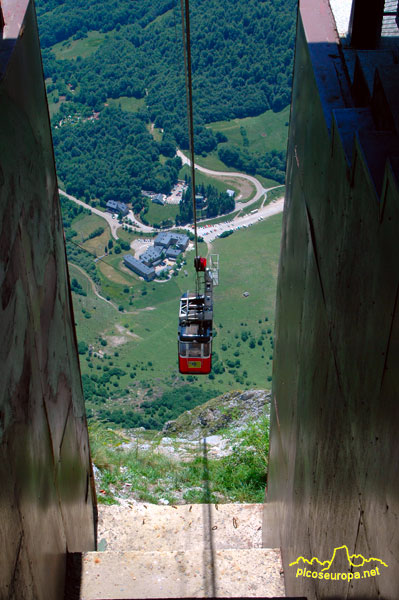 Teleferico de Fuente De desde su estacion superior: El Cable, Liebana, Cantabria, Picos de Europa, España