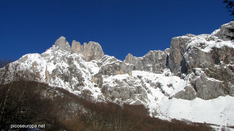 Foto: El circo de montañas que rodea Fuente De, en cuya base esta el Parador Nacional y la estación del Teleferico, Valle de Liébana, Cantabria, Picos de Europa