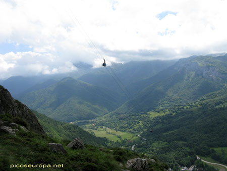 Foto: La cabina del teleferico de Fuente De parace sobrevolar el valle a sus pies, salva un desnivel de 800m de altura equivalente a unos 265 pisos de rascacielos