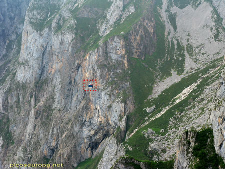 Foto: La cabina del Teleferico de Fuente De, diminuta en medio de un inmenso paisaje, casi volando