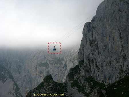 Foto: La cabina del Teleferico de Fuente De, diminuta en medio de un inmenso paisaje, casi volando