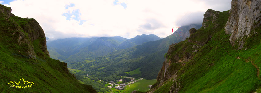 Foto: Abajo en el valle Fuente De con el Parador Nacional y la estación del Teleferico, arriba a la derecha, recuadrado por puntos una de las cabinas del Teleferico, Valle de Liébana, Cantabria, Picos de Europa