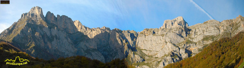 Foto: El circo de montañas que rodea Fuente De, en cuya base esta el Parador Nacional y la estación del Teleferico, Valle de Liébana, Cantabria, Picos de Europa