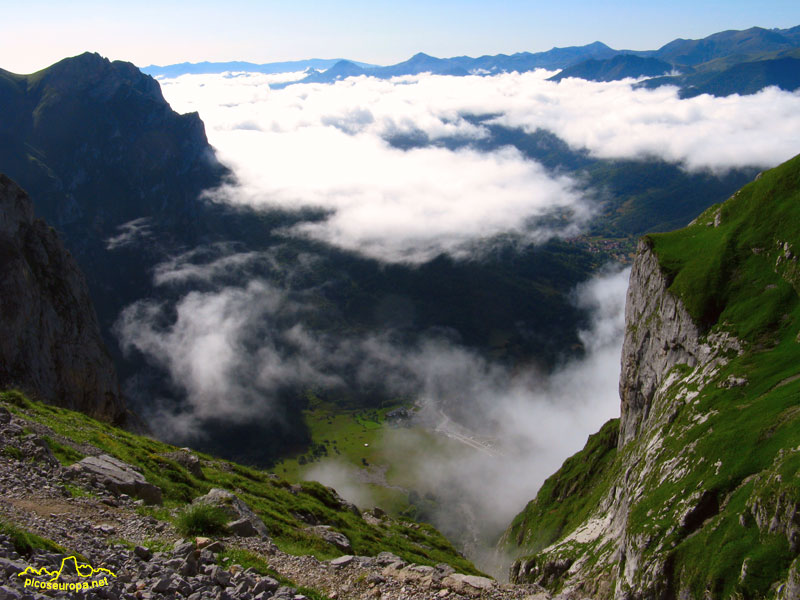 Foto: Fuente De y al fondo casi cubierto por las nubes el pueblo de Espinama, Liebana, Cantabria