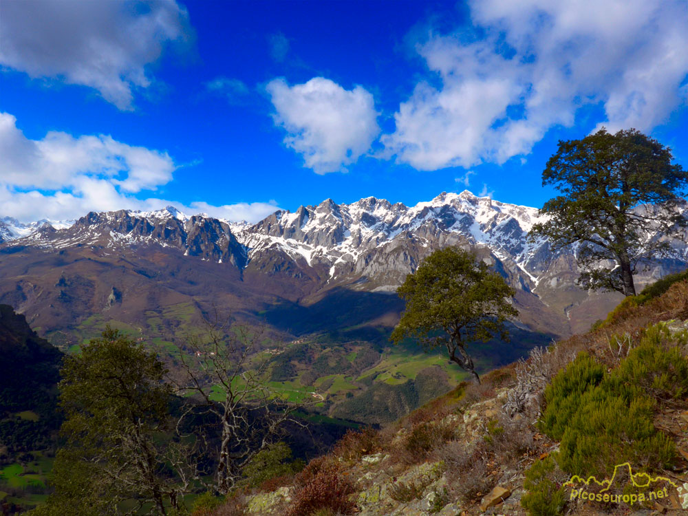 Foto: A la izquierda las cumbres Avenas, a la derecha el Macizo Oriental de Picos de Europa