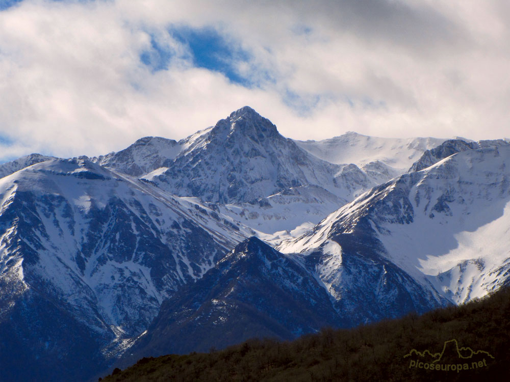 Foto: Peña Prieta en la Montaña Palentina desde la ruta de subida al Pico Jano desde Maredes, La Liebana, Cantabria