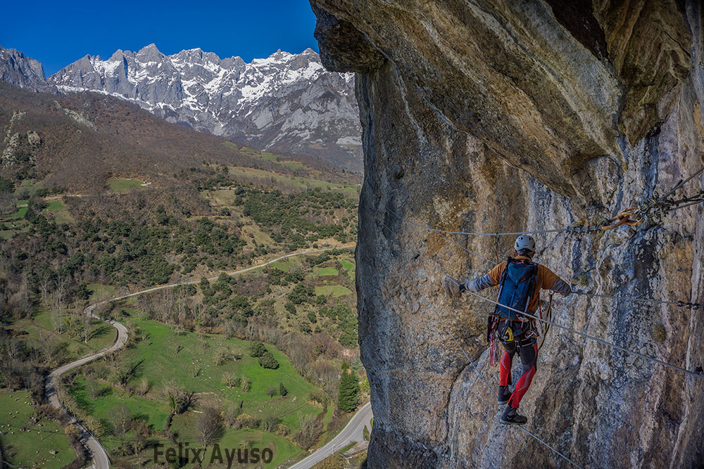 Ferrata de Los Llanos. Picos de Europa, La Liébana, Cantabria, España