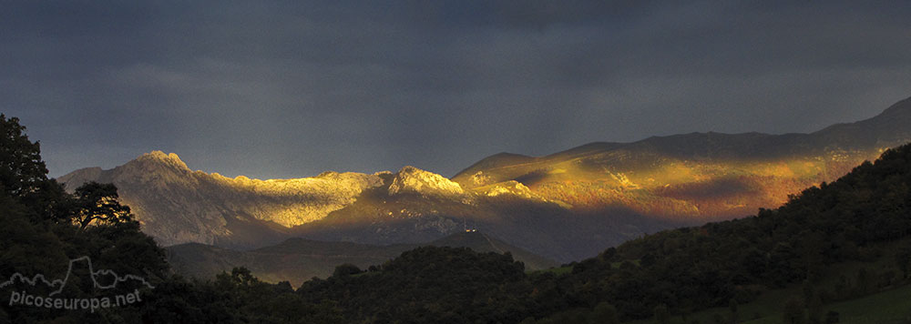 Puesta de sol sobre Peña Ventosa desde la ruta de Mogrovejo a Peña Oviedo, La Liebana, Cantabria, Picos de Europa, España