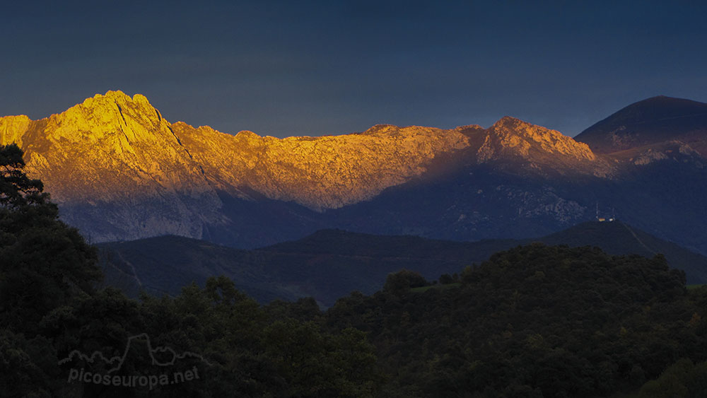 Puesta de sol sobre Peña Ventosa desde la ruta de Mogrovejo a Peña Oviedo, La Liebana, Cantabria, Picos de Europa, España