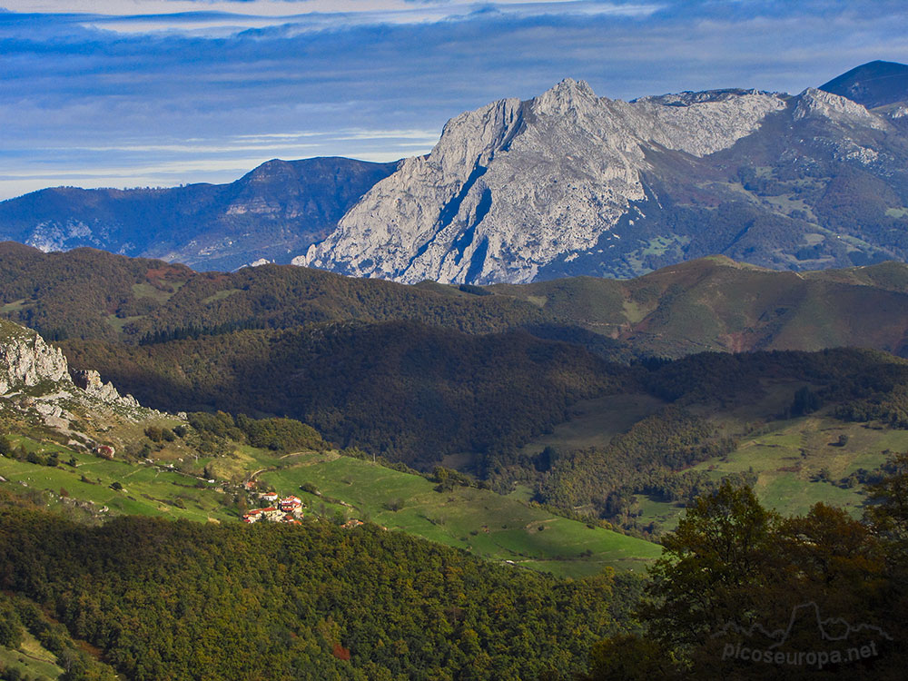 Peña Ventosa y abajo el pueblo de Tanarrio desde las cercanias de Peña Oviedo, La Liebana, Cantabria, Picos de Europa, España