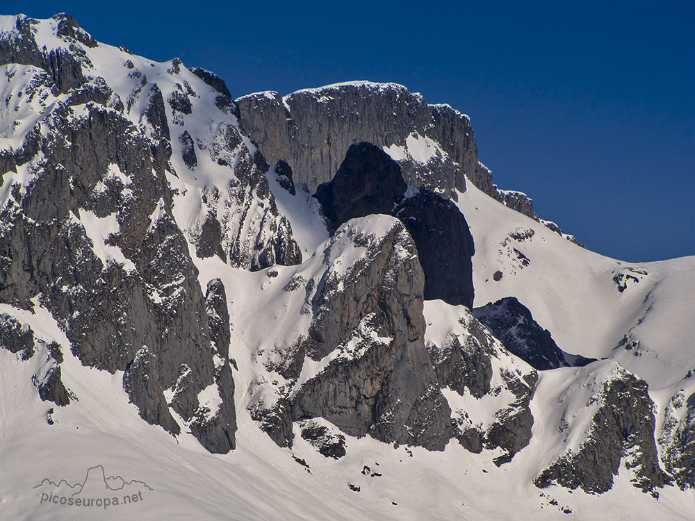 Paisaje desde la Pista de Aliva a Peña Oviedo, Picos de Europa, La Liebana, Cantabria