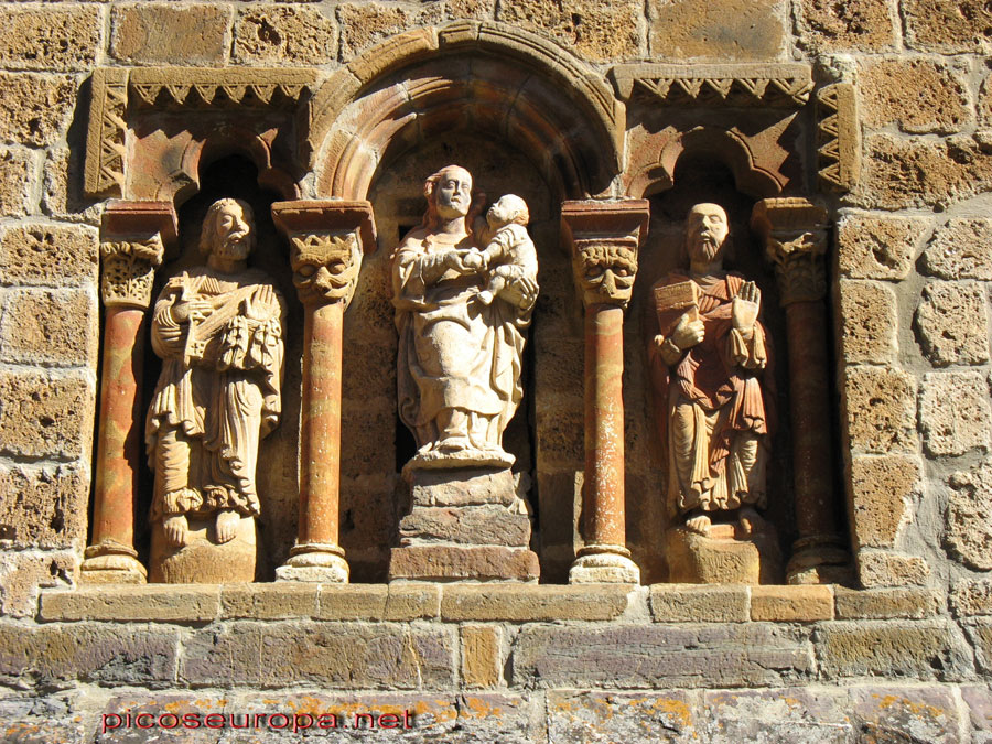 Esculturas sobre el Portico de la Iglesia de Piasca, La Liebana, Cantabria