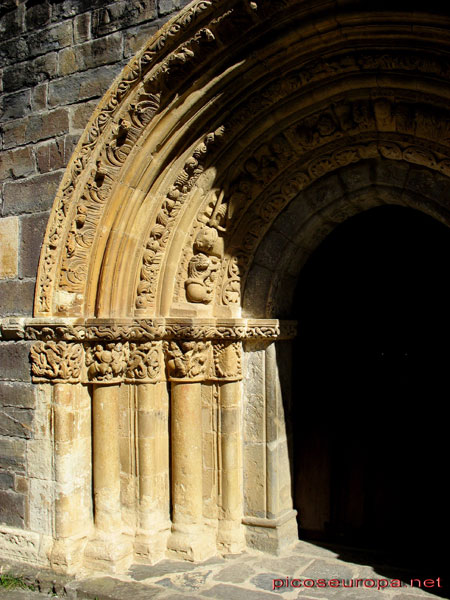 Portico principal de la Iglesia de Piasca, La Liebana, Cantabria