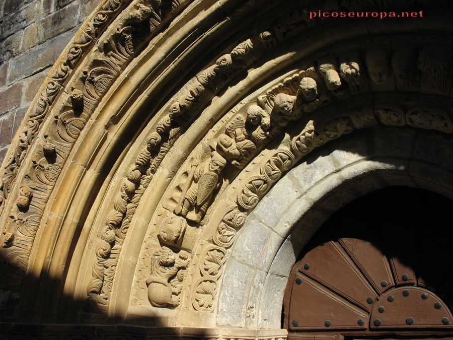 Detalle del Portico principal de la Iglesia de Piasca, La Liebana, Cantabria