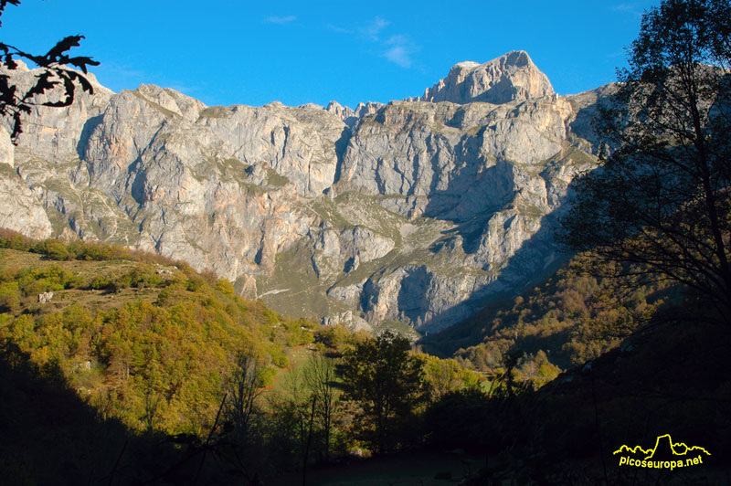 El circo de Fuente Dé desde el inicio de la ruta al Lago de Salvoron