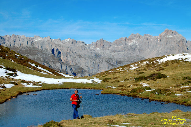 Los picos de Europa (desde la zona del Llambrión a Peña Vieja) desde el Lago de Salvoron