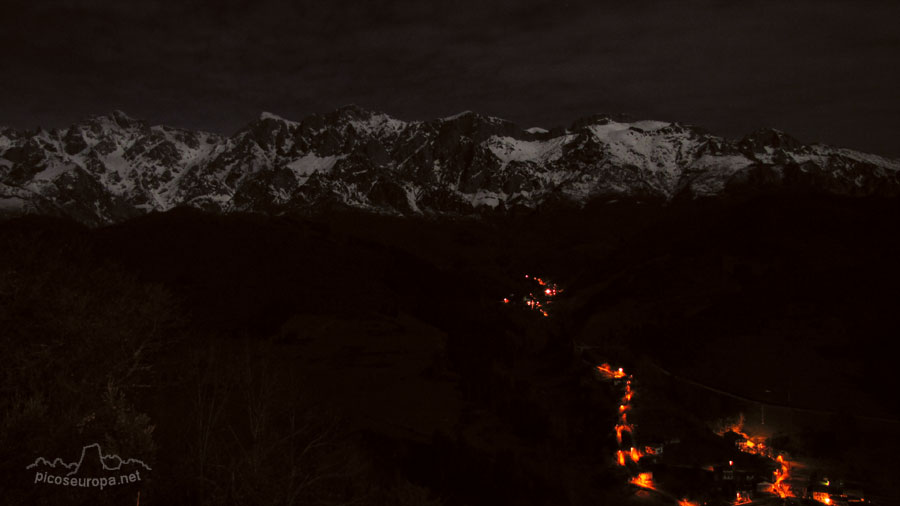 Picos de Europa desde la ermita de San Miguel en Santo Toribio de Liebana, Cantabria.