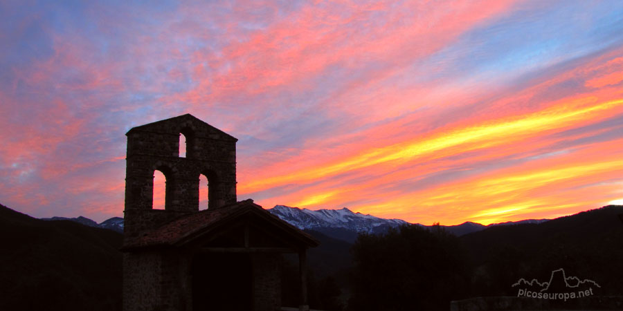 Foto: Amanecer Ermita de San Miguel en Santo Toribio de Liebana, Cantabria, Picos de Europa