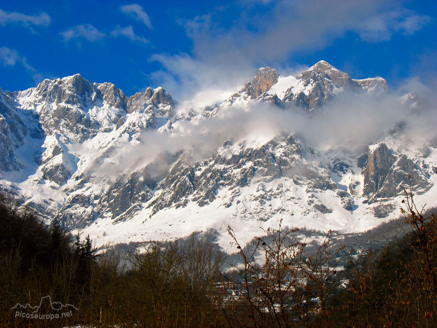 Foto: Vista del Macizo Oriental de Picos de Europa desde la Ermita de San Miguel, junto al Monasterio de Santo Toribio de Liebana, Cantabria