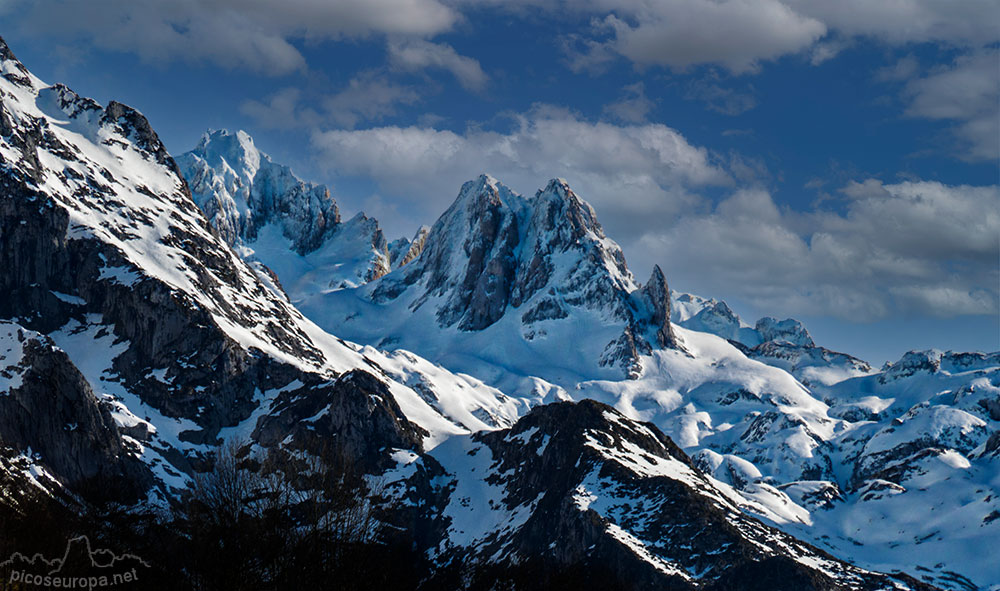 Torre de Enmedio y Torrezuela desde el Collado de Angón. Amieva, Picos de Europa.