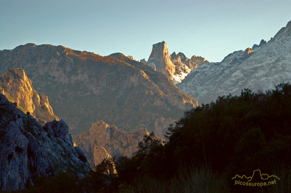 Foto: Pico de Urriellu (Naranjo de Bulnes) desde las invernales de Vanu de Arenas de Cabrales, Picos de Europa