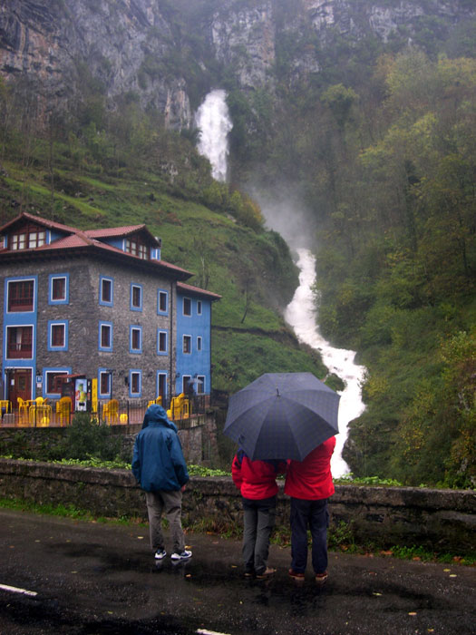 Foto: Desfiladero de los Beyos, carretera de Cangas de Onis a Oseja de Sajambre y Riaño. Cascada desde Puente Vidosa, Picos de Europa