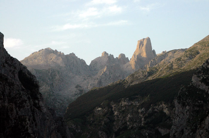 Foto: Picu Urriellu (Naranjo Bulnes) desde el mirador de Camarmeña, en primer termino la Cana del Tejo, Picos de Europa.