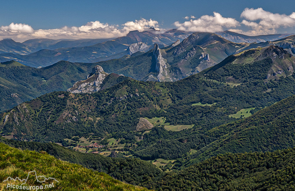 Peña Labra al fondo, el Pico Corcina cuya cumbre tapa la nube y por detrás, oculto por las nubes, el Pico Tres Mares