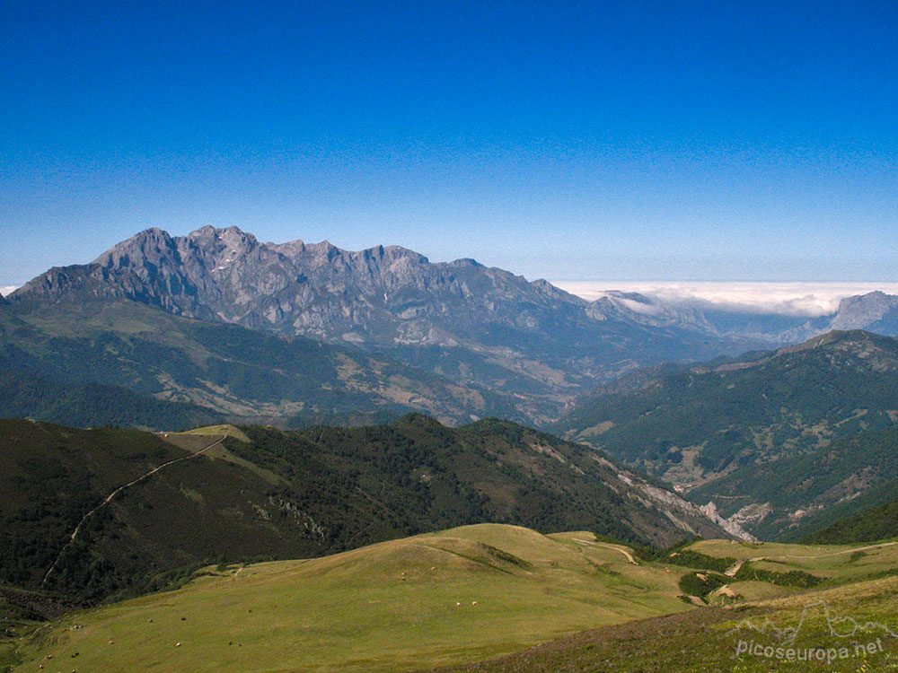 Picos de Europa desde el Mirador Collado de Llesba, Cordillera Cantabrica